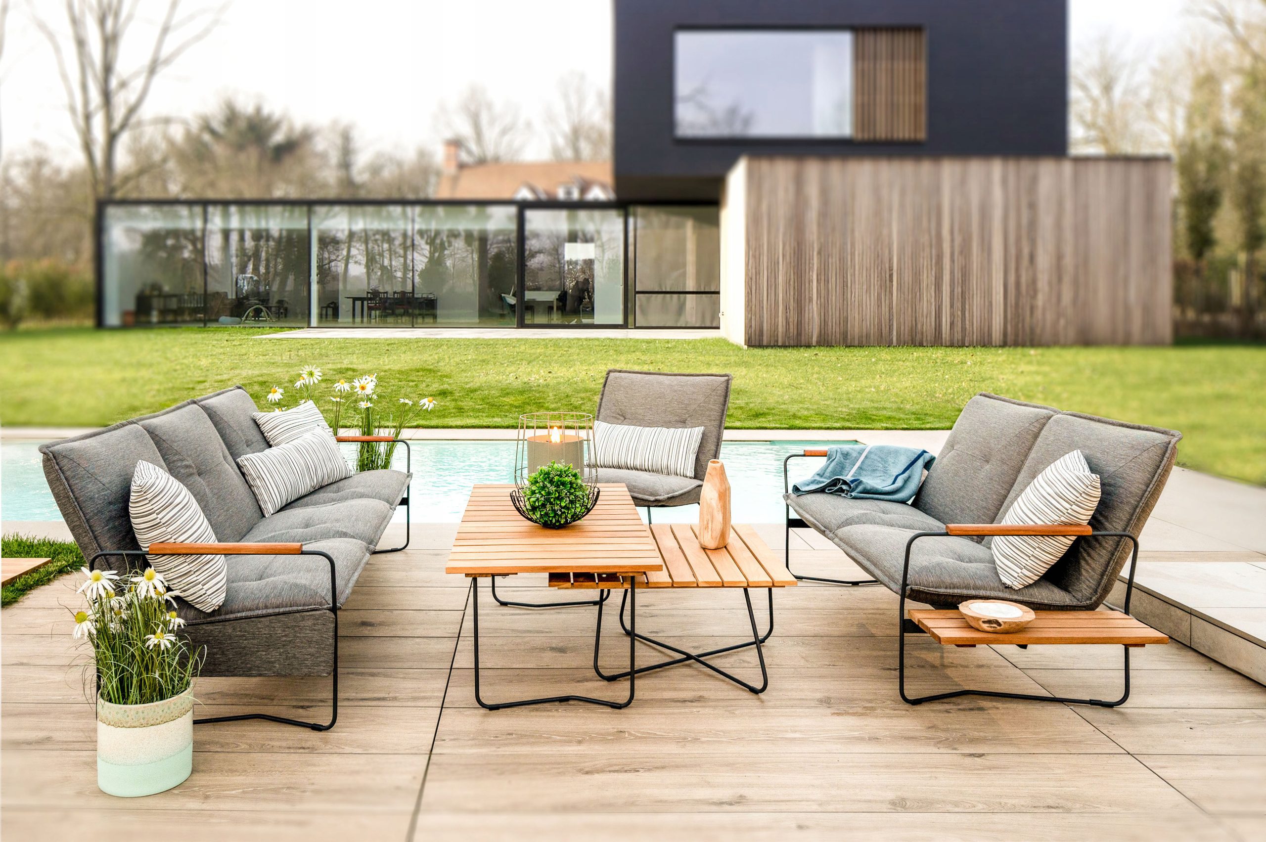 pomysł na taras przed domem: nowoczesne meble ogrodowe Bolzano Loft